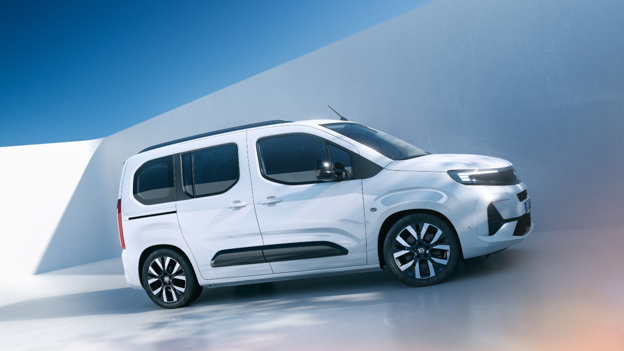 Страничен поглед на бел Opel Combo Electric