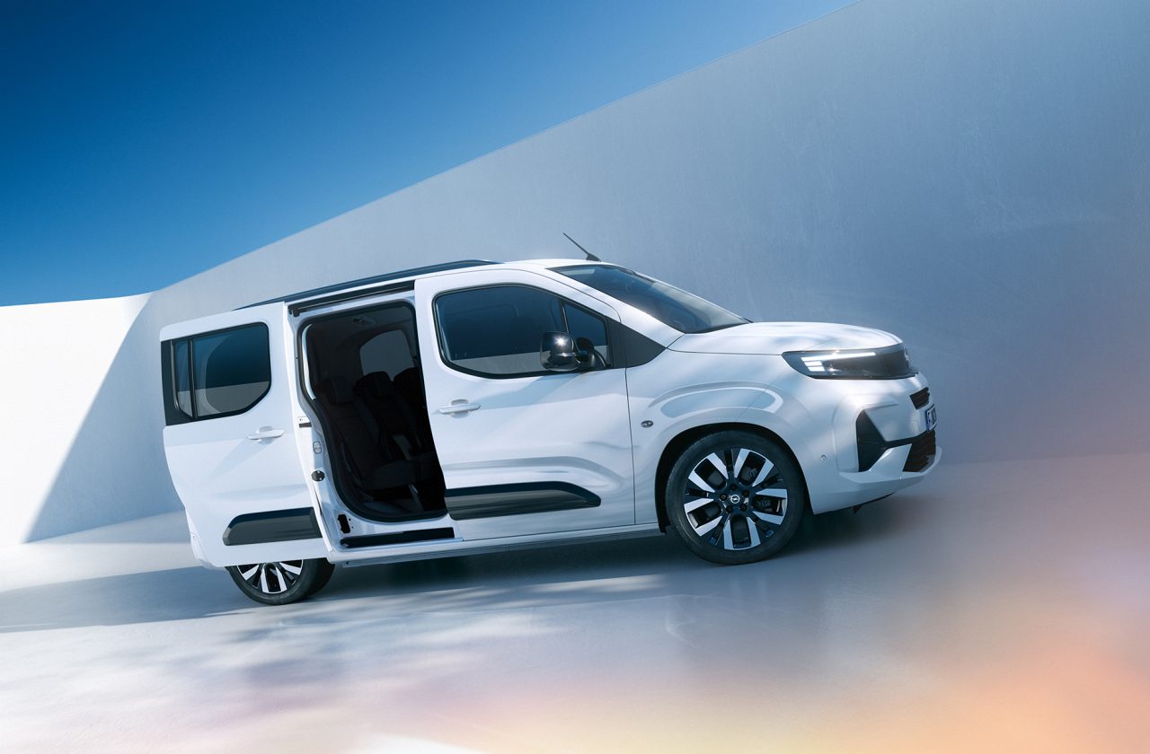  Страничен поглед на бел Opel Combo Electric со лизгачка врата