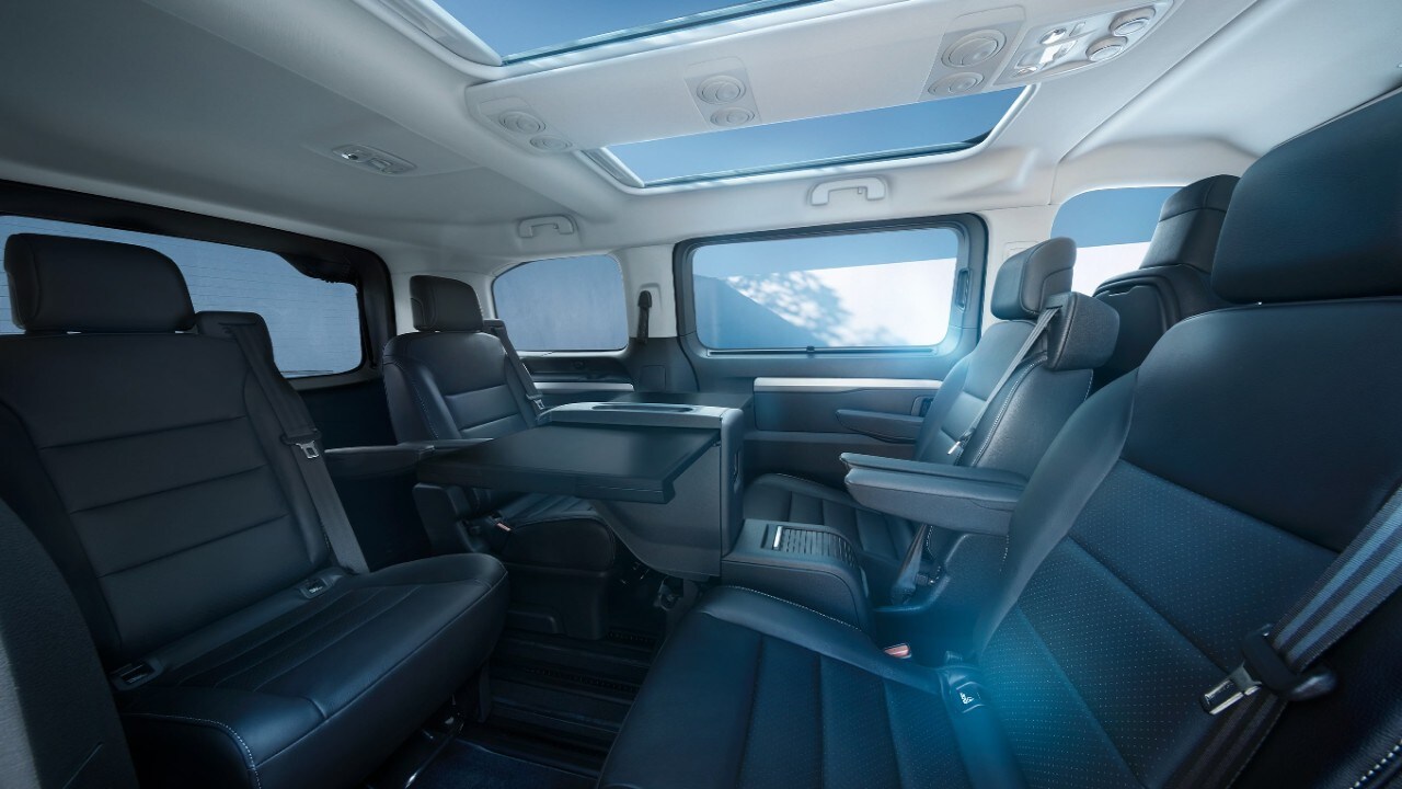 Поглед во внатрешноста на бела Opel Zafira Electric со црни задни седишта