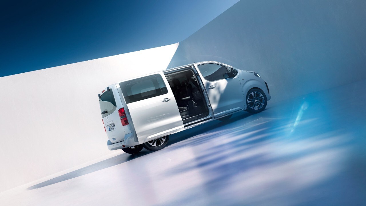 Страничен поглед на бела Opel Zafira Electric со лизгачка врата