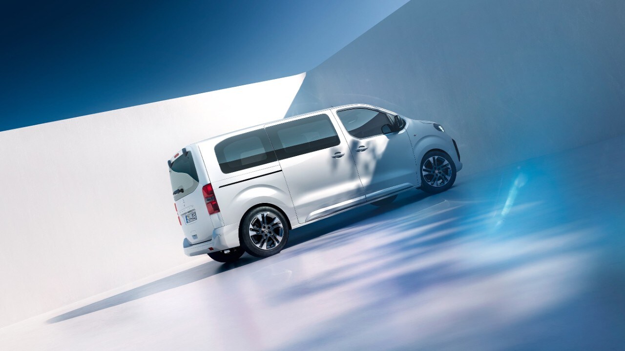 Заден страничен поглед на бела Opel Zafira Electric