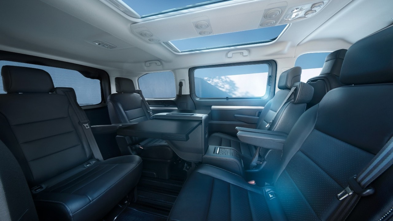 Поглед во внатрешноста на бела Opel Zafira Electric со црни задни седишта