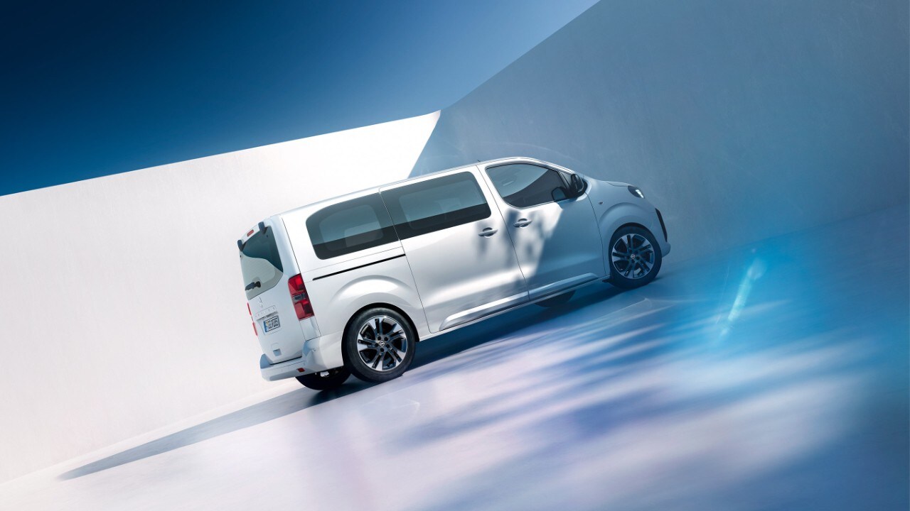 Страничен поглед на бела Opel Zafira