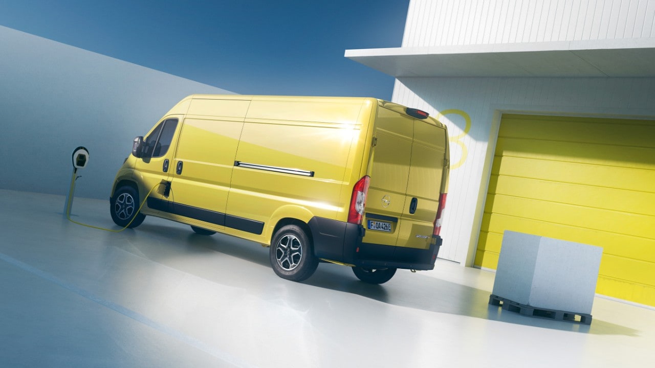 Заден страничен поглед на новиот Opel Movano Electric