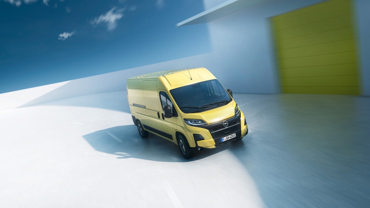 Преден страничен поглед на новиот Opel Movano Electric