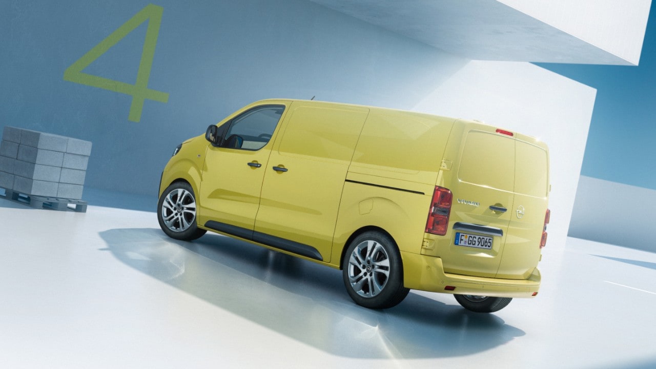 Заден страничен поглед на новиот Opel Vivaro во движење